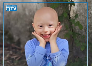 É o menino de sorriso fácil e meigo, que adora água e fotografias.