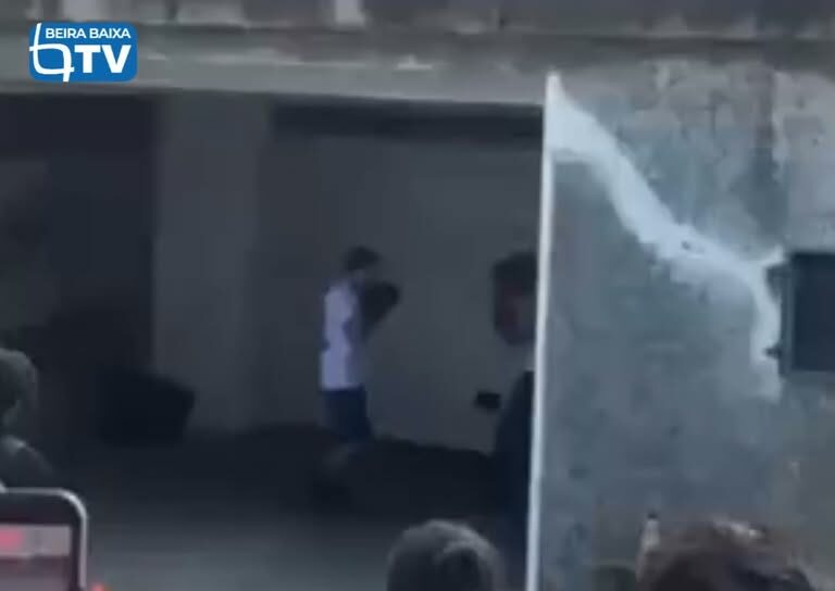 Estão a circular nas redes sociais imagens de uma luta entre dois jovens