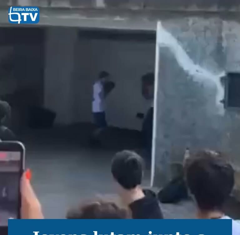Estão a circular nas redes sociais imagens de uma luta entre dois jovens