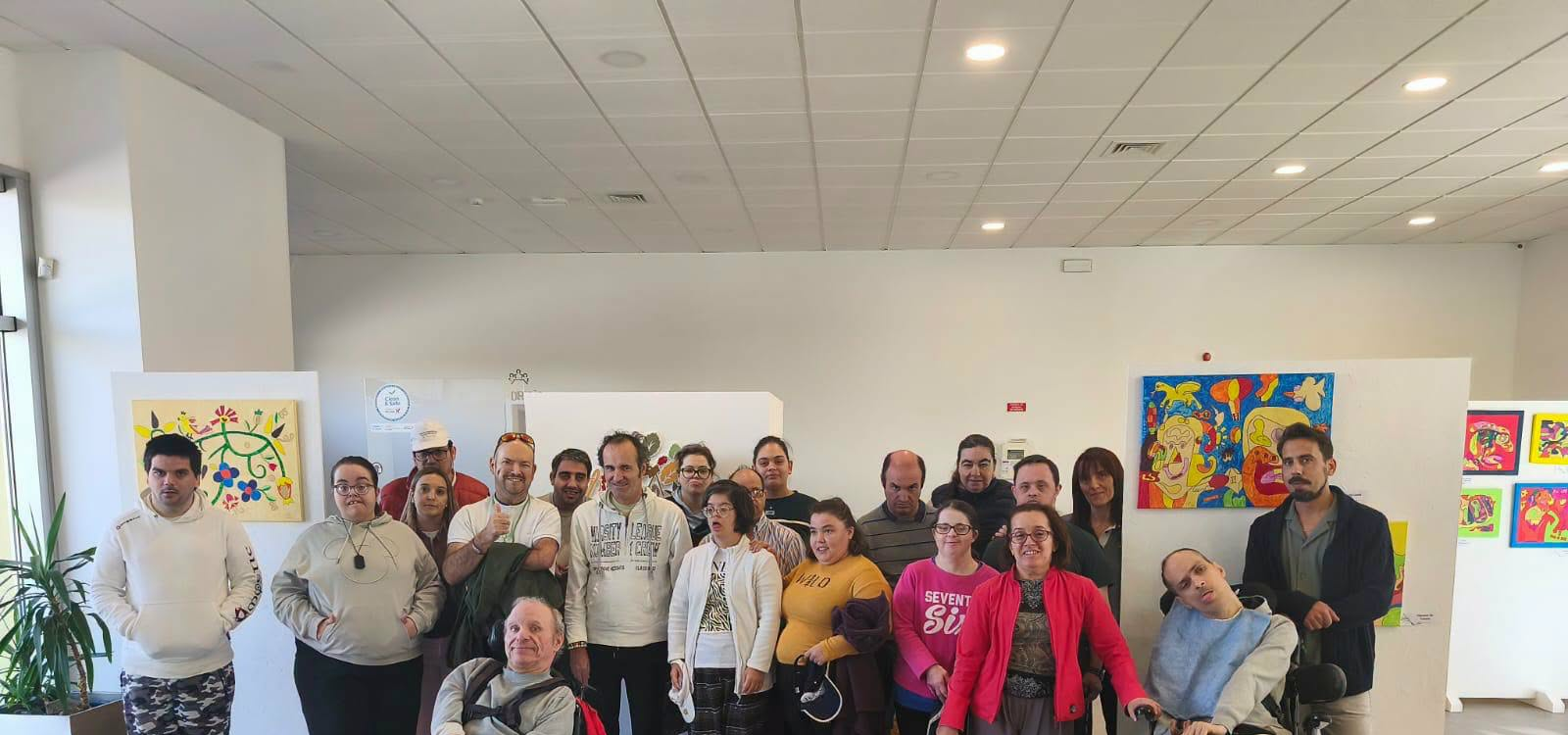 Os utentes da APPACDM Castelo Branco visitaram a exposição de pintura de António