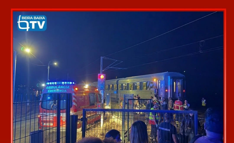 Um carro foi albarroado por um comboio, esta quinta feira