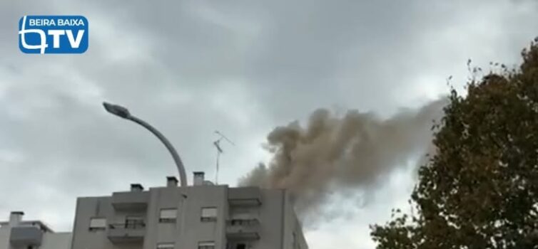 Um incêndio urbano deflagrou esta segunda-feira, 19 de outubro de 2026