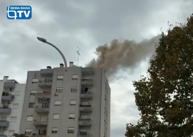 Um incêndio urbano deflagrou esta segunda-feira, 19 de outubro de 2026