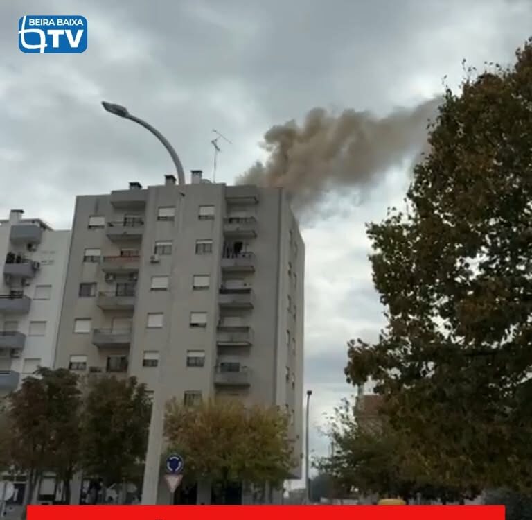 Um incêndio urbano deflagrou esta segunda-feira, 19 de outubro de 2026