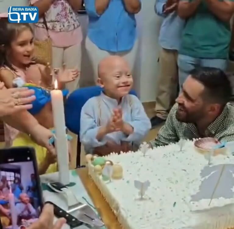 Um momento especial e de muita emoção em Caféde. O Carlitos foi batizado este sá