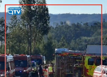 Uma colisão entre dois veículos ligeiros e um veículo pesado, ocorrida no IC8
