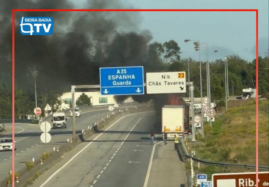 Uma colisão entre três veículos provocou, ao final da tarde desta segunda-feira,