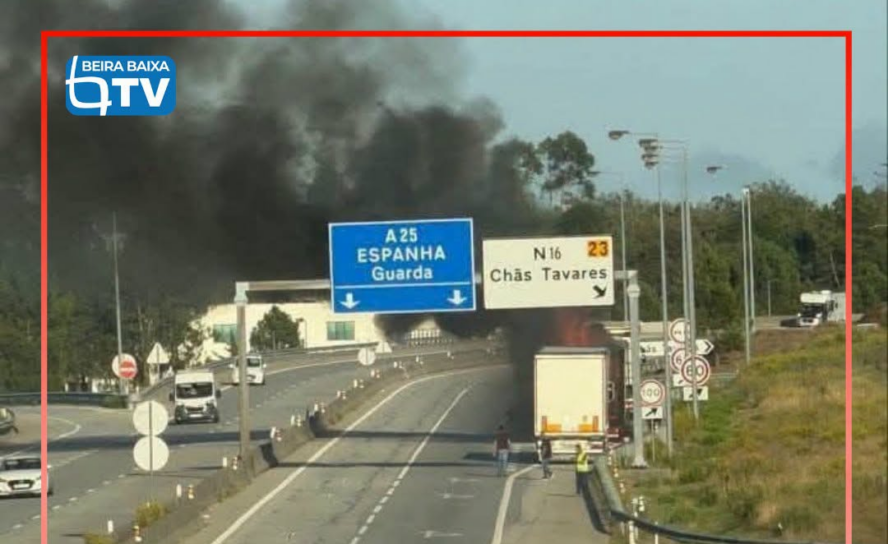 Uma colisão entre três veículos provocou, ao final da tarde desta segunda-feira,